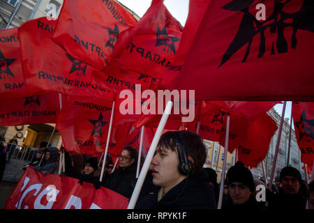 Moscou, Russie. Février 23, 2019 : Les participants à une marche organisée par le Parti communiste russe dans le centre de Moscou pour marquer le 101e anniversaire de création de l'Armée Rouge et la marine en défenseur de la patrie Jour Crédit : Nikolay Vinokourov/Alamy Live News Banque D'Images