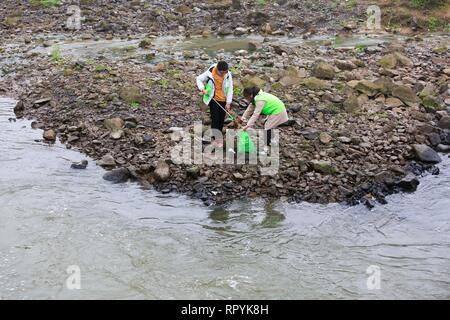 Chongqing, Chine. Feb 23, 2019. Les bénévoles recueillent les déchets sur une rive du fleuve à Beibei District, Chongqing, au sud-ouest de la Chine, 23 février, 2019. Une équipe de près de 30 bénévoles ont pris l'action dans un service volontaire lancé en 2018 visant à la compensation et la protection de la rivière locale. Credit : Qin Tingfu/Xinhua/Alamy Live News Banque D'Images