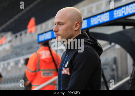 Newcastle Upon Tyne, au Royaume-Uni. Feb 23, 2019. Huddersfield Town's Aaron Mooy arrivent avant le premier match de championnat entre Newcastle United et Huddersfield Town à St James Park, Newcastle Le samedi 23 février 2019. (Crédit : Steven Hadlow | MI News) Credit : MI News & Sport /Alamy Live News Banque D'Images