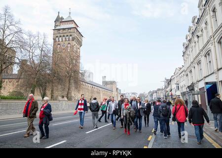 Cardiff, Wales, UK. Le 23 février 2019. Fans de rugby à l'extérieur le château de Cardiff en avant du match de rugby des Six Nations Guinness entre pays de Galles et l'Angleterre. Banque D'Images