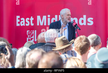 Jeremy Corbyn député, leader du Parti du Travail sur le plan de travail de parole pour un monde plus juste la Grande-Bretagne lors d'un rassemblement à Beeston, Nottingham Banque D'Images