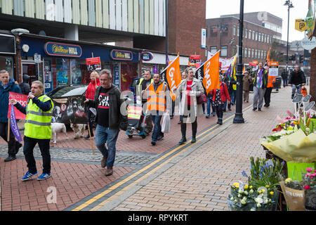 Maidenhead, Berkshire, Royaume-Uni. 23 Février, 2019. Les membres de la Windsor and Maidenhead branches du Parti du Travail et de l'unisson et GMB syndicats protester en premier ministre Theresa May's circonscription contre les compressions des dépenses prévues de 6,8 M € pour le budget 2019/2020 par le Royal Borough of Windsor and Maidenhead. Plus de 1 000 personnes avaient signé une pétition au Conseil demandant une alternative à la coupe. Credit : Mark Kerrison/Alamy Live News Banque D'Images