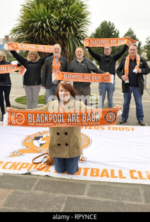 23 février 2019. Un supplément de 700 fans sont venus à la première rencontre à domicile (contre oxford) après un récepteur a pris en charge au club après la longue bataille juridique entre Owen Oyston propriétaire et ancien actionnaire d'affaires letton Valeri Belokon. Les membres des partisans de Blackpool la confiance dans la bonne humeur avant le coup d'envoi. Kev Walsh/Alamy Live News Banque D'Images