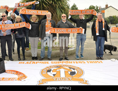 23 février 2019. Un supplément de 700 fans sont venus à la première rencontre à domicile (contre oxford) après un récepteur a pris en charge au club après la longue bataille juridique entre Owen Oyston propriétaire et ancien actionnaire d'affaires letton Valeri Belokon. Les membres des partisans de Blackpool la confiance dans la bonne humeur avant le coup d'envoi. Kev Walsh/Alamy Live News Banque D'Images