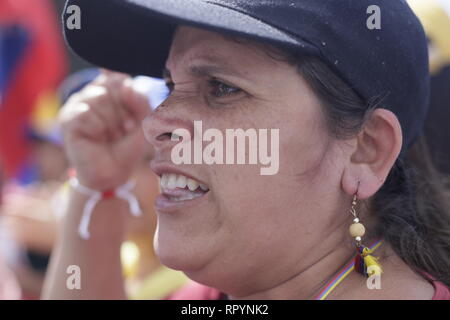 Caracas, Venezuela. Feb 23, 2019. Les manifestants se rassemblent dans un square à proximité d'une base militaire pour soutenir les opérations d'aide humanitaire. Credit : Rubén Sevilla Brand/dpa/Alamy Live News Banque D'Images