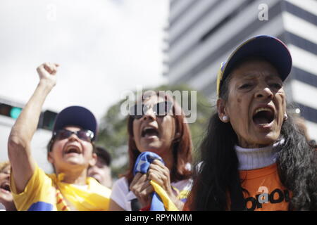 Caracas, Venezuela. Feb 23, 2019. Les manifestants se rassemblent dans un square à proximité d'une base militaire pour soutenir les opérations d'aide humanitaire. Credit : Rubén Sevilla Brand/dpa/Alamy Live News Banque D'Images