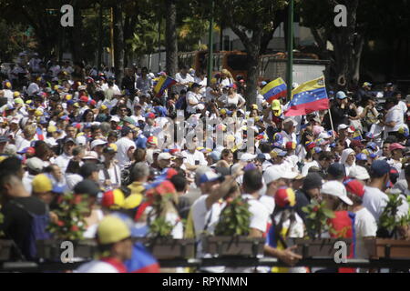 Caracas, Venezuela. Feb 23, 2019. Les manifestants se rassemblent dans un square à proximité d'une base militaire pour soutenir les opérations d'aide humanitaire. Credit : Rubén Sevilla Brand/dpa/Alamy Live News Banque D'Images