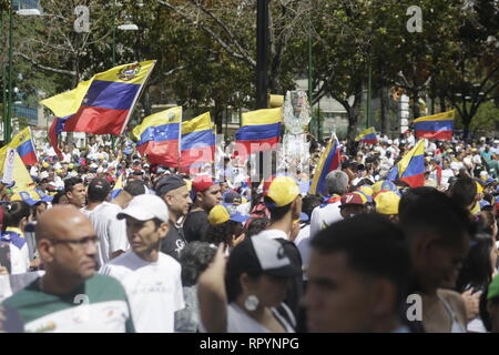 Caracas, Venezuela. Feb 23, 2019. Les manifestants se rassemblent dans un square à proximité d'une base militaire pour soutenir les opérations d'aide humanitaire. Credit : Rubén Sevilla Brand/dpa/Alamy Live News Banque D'Images