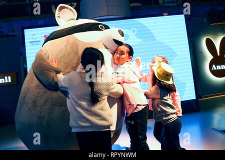 (190223) -- BEIJING, 23 février 2019 (Xinhua) -- les enfants dans ses bras un ours rare, un personnage de sensibiliser l'opinion publique des maladies rares, à Beijing, capitale de la Chine, 23 février, 2019. La 12ème Journée Internationale des Maladies Rares Falls le 28 février 2019 avec le thème "Combler les soins de santé et la protection sociale". (Xinhua/Zhang Yuwei) Banque D'Images