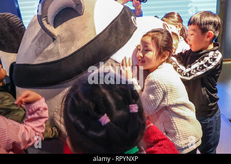 (190223) -- BEIJING, 23 février 2019 (Xinhua) -- les enfants dans ses bras un ours rare, un personnage de sensibiliser l'opinion publique des maladies rares, à Beijing, capitale de la Chine, 23 février, 2019. La 12ème Journée Internationale des Maladies Rares Falls le 28 février 2019 avec le thème "Combler les soins de santé et la protection sociale". (Xinhua/Zhang Yuwei) Banque D'Images