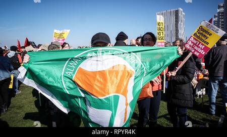 Manchester, UK. Feb 23, 2019. Vu un homme tenant un drapeau au cours de la contre-manifestation devant le siège de la BBC à Manchester.Stand up au racisme (SUTR) appelé la contre-manifestation, après Robinson, de son vrai nom Stephen qui Yaxley-Lennon a annoncé qu'il tiendra une protestation contre la BBC à l'Salford Media City. Credit : Ioannis Alexopoulos SOPA/Images/ZUMA/Alamy Fil Live News Banque D'Images