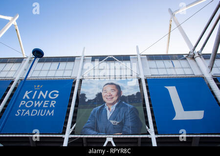 King Power Stadium, Leicester, UK. Feb 23, 2019. Premier League EPL, Leicester City et Crystal Palace ; une bannière en hommage au regretté Président de Leicester City Vichai Srivaddhanaprabha est suspendu à l'extérieur de la King Power Stadium : Action Crédit Plus Sport/Alamy Live News Banque D'Images