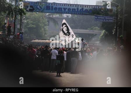 Bogotá, Colombie. Feb 22, 2019. Manifestants brandissant un drapeau avec l'image de Che Guevara à l'Université Simon Bolivar pont sur la frontière entre la Colombie et le Venezuela. Chef de l'Etat de Colombie Duque a appelé à la libre importation de vivres pour le Venezuela. Le blocus de l'aide organisé par l'opposition vénézuélienne est une "tentative d'assassinat" sur les droits de l'homme, dit-il. Credit : Rafael Hernandez/dpa/Alamy Live News Banque D'Images