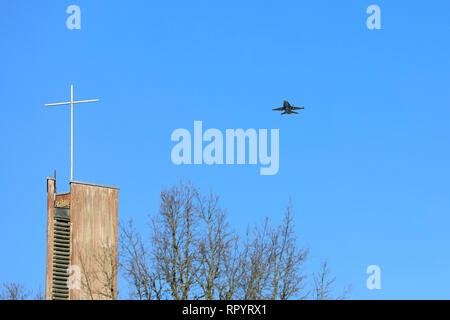 Salo, Finlande, 2019 .Le 23 février : l'Armée de l'Air Finlandaise jet de combat McDonnell Douglas F/A-18 Hornet flyover Helisnummi chapelle du cimetière en l'honneur d'un ancien combattant de la guerre de Salo, pilote de chasse Martti Lehtovaara, décédé à 98. Image crédit : Taina Sohlman/Alamy Live News Banque D'Images