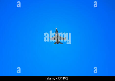 Salo, Finlande - le 23 février 2019 : l'Armée de l'Air Finlandaise jet de combat McDonnell Douglas F/A-18 Hornet et de survol de l'homme manquant plus Helisnummi manœuvre chapelle du cimetière en l'honneur d'un ancien combattant de la guerre de Salo, pilote de chasse Martti Lehtovaara, décédé à 98. Image crédit : Taina Sohlman/Alamy Live News Banque D'Images