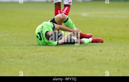 Mainz, Allemagne. Feb 23, 2019. firo : 23.02.2019 Football, Football : 1. Saison 2018/2019, Bundesliga FSV FSV Mainz 05 - FC Schalke 04 S04 Mark Chu, dommage, blessure, l'utilisation dans le monde entier | Credit : dpa/Alamy Live News Banque D'Images