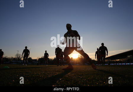 Terrain de sport Trailfinders, Londres, Royaume-Uni. Feb 23, 2019. Super League rugby Betfred, London Broncos contre Castleford Tigers ; Castleford Tigers réchauffement les joueurs jusqu'au coucher du soleil Credit : Action Plus Sport/Alamy Live News Banque D'Images