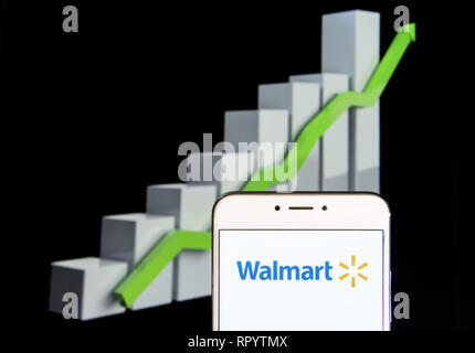 10 février 2019 - Hong Kong - multinationale américaine magasins Walmart logo est vu sur un appareil mobile Android courbe de croissance avec une montée à l'arrière-plan. (Crédit Image : © Miguel Candela/SOPA des images à l'aide de Zuma sur le fil) Banque D'Images