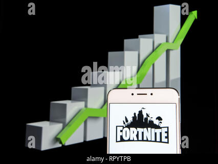 10 février 2019 - Hong Kong - jeu vidéo en ligne par l'Epic Games company logo Fortnite est vu sur un appareil mobile Android courbe de croissance avec une montée à l'arrière-plan. (Crédit Image : © Miguel Candela/SOPA des images à l'aide de Zuma sur le fil) Banque D'Images