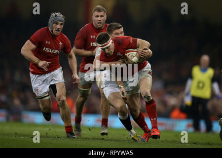 Cardiff, Royaume-Uni. Feb 23, 2019. Josh Adams de galles en rupture avec l'Angleterre Owen Farrell. Pays de Galles v Angleterre, Six Nations 2019 Guinness international rugby match à la Principauté Stadium de Cardiff, Pays de Galles, Royaume-Uni Le samedi 23 février 2019. Photos par Andrew Verger/Alamy Live News VEUILLEZ NOTER PHOTO DISPONIBLE POUR UN USAGE ÉDITORIAL UNIQUEMENT Banque D'Images