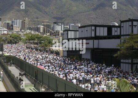 Caracas, Venezuela. Feb 23, 2019. De nombreuses personnes manifester devant la base militaire La Carlota dans la capitale vénézuélienne de demander à l'armée de laisser l'aide internationale pour le Venezuela dans le pays. Le gouvernement de Maduro fermé les frontières de la Colombie et le Venezuela et strictement rejette les fournitures de secours. Credit : Ruben Sevilla/dpa/Alamy Live News Banque D'Images