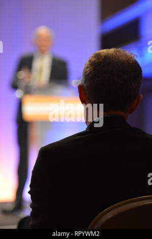 Hamilton, Scotland, UK. Feb 23, 2019. Sur la photo (de gauche, en arrière-plan) Sir Vince Cable MP chef de l'UK Lib Dems (à droite et en silhouette) Willie Rennie MSP - leader de la Scottish Lib Dems. Vince Cable - Leader du Parti Libéral Démocrate livre son discours sur Brexit, entreprises et les questions autour de l'indépendance au Parti libéral démocrate écossais Conférence de printemps. Crédit : Colin Fisher/Alamy Live News Banque D'Images