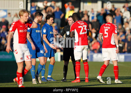 Kingston, Surrey, UK. Feb 23, 2019. Arbitre, Chris Kavanagh est entouré par les joueurs au cours de l'EFL Sky Bet League 1 match entre l'AFC Wimbledon et Charlton Athletic au Cherry Red Records Stadium, Kingston, en Angleterre, le 23 février 2019. Photo par Carlton Myrie. Usage éditorial uniquement, licence requise pour un usage commercial. Aucune utilisation de pari, de jeux ou d'un seul club/ligue/dvd publications. Credit : UK Sports Photos Ltd/Alamy Live News Banque D'Images