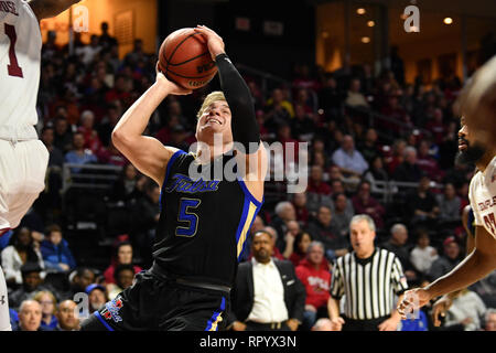 Philadelphie, Pennsylvanie, USA. Feb 23, 2019. Tulsa Golden Hurricane guard LAWSON KORITA (5) disques durs pour le panier au cours de la American Athletic Conference match de basket-ball joué au Liacouras Center de Philadelphie. Temple beat Tulsa 84-73. Credit : Ken Inness/ZUMA/Alamy Fil Live News Banque D'Images