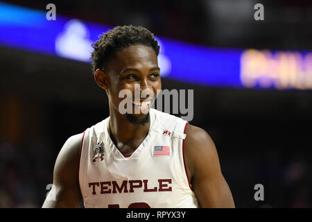 Philadelphie, Pennsylvanie, USA. Feb 23, 2019. Temple Owls guard SHIZZ ALSTON JR. (10) est tout sourire à la fin de l'American Athletic Conference match de basket-ball joué au Liacouras Center de Philadelphie. Temple beat Tulsa 84-73. Credit : Ken Inness/ZUMA/Alamy Fil Live News Banque D'Images