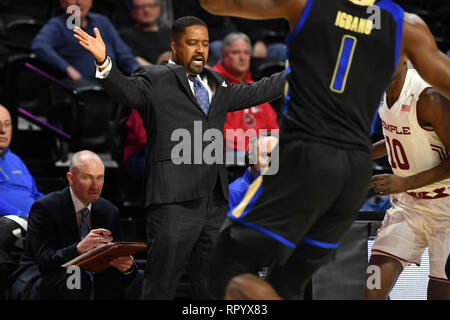 Philadelphie, Pennsylvanie, USA. Feb 23, 2019. Tulsa Golden Hurricane entraîneur-chef Frank HAITH détient les deux mains au cours de l'American Athletic Conference match de basket-ball joué au Liacouras Center de Philadelphie. Temple beat Tulsa 84-73. Credit : Ken Inness/ZUMA/Alamy Fil Live News Banque D'Images