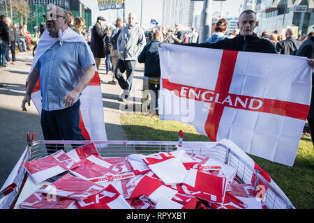 Salford, Royaume-Uni. Feb 23, 2019. Des milliers de pro-Tommy Robinson partisans réunis devant la BBC, Salford Quays pour regarder le Panodrama qui soi-disant documentaire expose la vérité derrière les médias et sa participation avec de fausses nouvelles. Credit : Andy Barton/Alamy Live News Banque D'Images