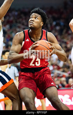 Louisville Cardinals Enoch Centre Steven (23) au cours de la NCAA College Basketball match entre les Cardinals de Louisville et le Virginia Cavaliers au KFC Yum ! Le samedi 23 Février, Centre, 2019 à Louisville, KY. Jacob Kupferman/CSM Banque D'Images