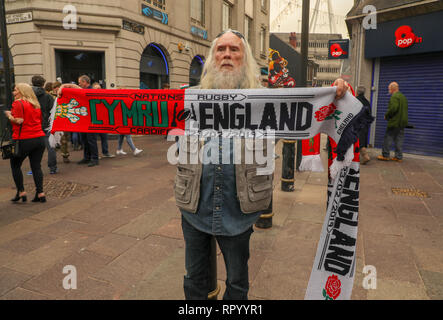 Principauté Stadium, Cardiff, Pays de Galles, le 23 février 2019. Rugby supporters profiter de l'atmosphère de l'avant du crunch jeu dans le championnat de rugby des six nations entre le Pays de Galle et l'Angleterre. Six Nations de Rugby, Principauté Stadium, Cardiff, Pays de Galles, Royaume-Uni. Credit : Haydn Denman/Alamy Live News. Banque D'Images