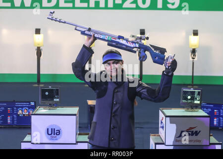 23 février 2019 - 23 février 2019 - New Delhi, Inde - l'ISSF 2019 (International Shooting Sport Federation) World Cup de la saison .le coup d'aujourd'hui ici à Karni Singh Dr Stand de Tir, où le premier match de l'année, .le 10m rifle à air Final des femmes a eu lieu . Le match s'est transformé en un triomphe pour .le pays d'origine, comme le héros local APURVI CHANDELA or sécurisé de façon spectaculaire, .tout en établissant un nouveau record de 252,9 points sur 24 coups de finale. Apurvi gold .sacs de frappe 252,9, sautant par-dessus l'étape précédente de 252,4 fixés par Zhao, Ruozhu en avril 2018 en Corée. (Ima Crédit Banque D'Images