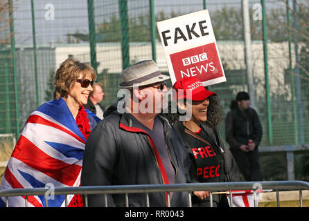 Manchester, UK. Feb 23, 2019. Tommy Robinson supporteurs avec un 'Fausse News' sign, Media City, Salford, Royaume-Uni. Feb 23, 2019. (C)Barbara Cook/Alamy Live News Crédit : Barbara Cook/Alamy Live News Crédit : Barbara Cook/Alamy Live News Banque D'Images