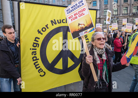 Londres, Royaume-Uni. 23 février 2019. Bannière de la CND. Une protestation contre la banque d'Angleterre demande leur retour à l'investissement de 1,3 milliards de l'or vénézuélien (31 tonnes) au gouvernement vénézuélien et la fin de la tentative de coup d'État soutenu par les Etats-Unis. Le chef de l'opposition de droite Juan Guaido illégitimement, reconnu par notre gouvernement en tant que président, a écrit à Theresa peuvent demander des fonds pour être envoyé à lui. Parmi les conférenciers étaient l'ancien maire de Londres Ken Livingstone et Kate Hudson de la CND. Peter Marshall/Alamy Live News Banque D'Images