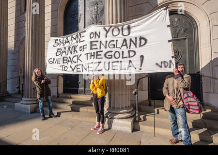 Londres, Royaume-Uni. 23 février 2019. Une protestation contre la banque d'Angleterre demande leur retour à l'investissement de 1,3 milliards de l'or vénézuélien (31 tonnes) au gouvernement vénézuélien et la fin de la tentative de coup d'État soutenu par les Etats-Unis. Le chef de l'opposition de droite Juan Guaido illégitimement, reconnu par notre gouvernement en tant que président, a écrit à Theresa peuvent demander des fonds pour être envoyé à lui. Parmi les conférenciers étaient l'ancien maire de Londres Ken Livingstone et Kate Hudson de la CND. Peter Marshall/Alamy Live News Banque D'Images