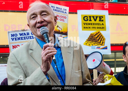 Londres, Royaume-Uni. 23 février 2019. Ken Livingstone parle lors de la protestation contre la banque d'Angleterre d'appeler à leur retour à l'investissement de 1,3 milliards de l'or vénézuélien (31 tonnes) au gouvernement vénézuélien et la fin de la tentative de coup d'État soutenu par les Etats-Unis. Le chef de l'opposition de droite Juan Guaido illégitimement, reconnu par notre gouvernement en tant que président, a écrit à Theresa peuvent demander des fonds pour être envoyé à lui. Parmi les conférenciers étaient l'ancien maire de Londres Ken Livingstone et Kate Hudson de la CND. Peter Marshall/Alamy Live News Banque D'Images