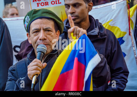 Londres, Royaume-Uni. 23 février 2019. Victor Ramirez équatorien parle lors de la protestation contre la banque d'Angleterre d'appeler à leur retour à l'investissement de 1,3 milliards de l'or vénézuélien (31 tonnes) au gouvernement vénézuélien et la fin de la tentative de coup d'État soutenu par les Etats-Unis. Le chef de l'opposition de droite Juan Guaido illégitimement, reconnu par notre gouvernement en tant que président, a écrit à Theresa peuvent demander des fonds pour être envoyé à lui. Parmi les conférenciers étaient l'ancien maire de Londres Ken Livingstone et Kate Hudson de la CND. Peter Marshall/Alamy Live News Banque D'Images