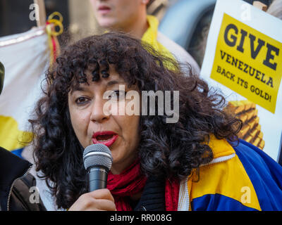 Londres, Royaume-Uni. 23 février 2019. Victor Ramirez équatorien parle lors de la protestation contre la banque d'Angleterre d'appeler à leur retour à l'investissement de 1,3 milliards de l'or vénézuélien (31 tonnes) au gouvernement vénézuélien et la fin de la tentative de coup d'État soutenu par les Etats-Unis. Le chef de l'opposition de droite Juan Guaido illégitimement, reconnu par notre gouvernement en tant que président, a écrit à Theresa peuvent demander des fonds pour être envoyé à lui. Parmi les conférenciers étaient l'ancien maire de Londres Ken Livingstone et Kate Hudson de la CND. Peter Marshall/Alamy Live News Banque D'Images