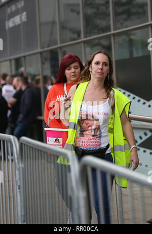 Manchester, UK. Feb 23, 2019. Tommy Robinson partisan avec boîte de collection, Media City, Salford, Royaume-Uni. Feb 23, 2019. (C)Barbara Cook/Alamy Live News Crédit : Barbara Cook/Alamy Live News Crédit : Barbara Cook/Alamy Live News Banque D'Images