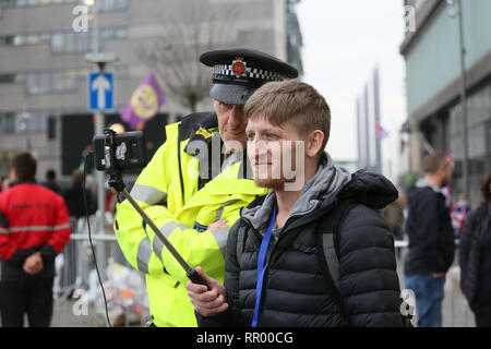 Manchester, UK. Feb 23, 2019. Tommy Robinson partisan de filmer les événements de Media City, Salford, Royaume-Uni. Feb 23, 2019. (C)Barbara Cook/Alamy Live News Crédit : Barbara Cook/Alamy Live News Crédit : Barbara Cook/Alamy Live News Banque D'Images