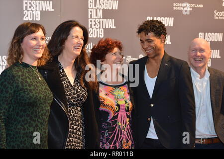 Glasgow, Royaume-Uni. 23 février 2019. Tapis rouge à la Glasgow Film Theatre pour le premier ministre écossais du film, Yuli. Réalisé par Iciar Bollain (3e à partir de la droite) et écrit par Paul Laverty (extrême droite), avec l'acteur, Carlos Acosta (deuxième à droite). Crédit : Colin Fisher/Alamy Live News Banque D'Images