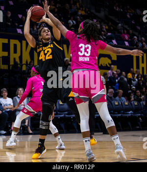 Berkeley, CA 22 Feb 2019, aux États-Unis. A. Arizona State Sun Devils avant Kianna Ibis (42) prend un tir pendant la Basket-ball match entre Arizona State Sun Devils et le California Golden Bears 60-69 perdu à Berkeley en Californie Pavillon Hass Thurman James/CSM/Alamy Live News Banque D'Images