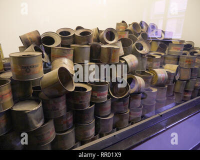 Pologne - Auschwitz museum sites touristiques dans l'ancien camp de concentration. Le Zyklon B cannisters vide, le gaz utilisé pour tuer des personnes dans les chambres à gaz. Banque D'Images