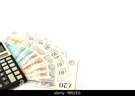 Compter British pound isolés par la calculatrice sur fond blanc Banque D'Images