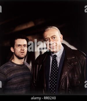 DERRICK / Verlorene Würde Deutschland 1991 / Theodor Grädler Voir mit Ulrich Matthes (Holger Küster) Horst Tappert (Derrick und) / Überschrift : DERRICK / Deutschland 1991 Banque D'Images