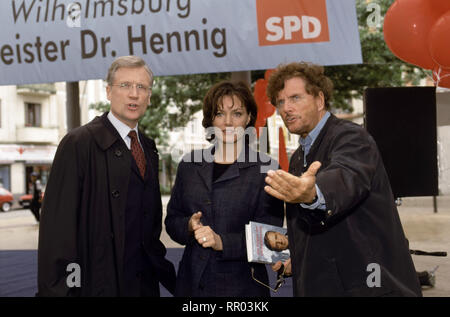 DIE AFFäRE SEMMELING (1) / Kinofilm en 6 Teilen Deutschland 2000/2001 / Dieter Wedel Der Drehort selbe, an dem Dieter Wedel vor 25 Jahren den Film 'Alle Jahre wieder - die Familie Semmeling' drehte, dient als auch für diesen Sechsteiler Kulisse. Damals ging es um die und Mühen des Widrigkeiten Hausbaus. Diesmal geht's um den erbitterten Semmelings der Kampf mit dem Finanzamt. Durch eine unerwartete Erbschaft sie geraten in das Räderwerk von Steuerfahndung und politischen intérêts financiers. Bildmotiv während der Dreharbeiten : ROBERT ATZORN (als Bürgermeister Dr. Hennig) und MAJA MARANOW (als Katja Banque D'Images