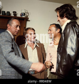 DERRICK / Mitternachtsbus / Theodor Grädler BRD 1974 mit Horst Tappert Szen (Derrick), FRITZ WEPPER (Klein), RUDOLF PLATTE (Herr Wollweber), Hartmut BECKER (Erich Holler) / 8406 Überschrift : DERRICK / BRD 1974 Banque D'Images