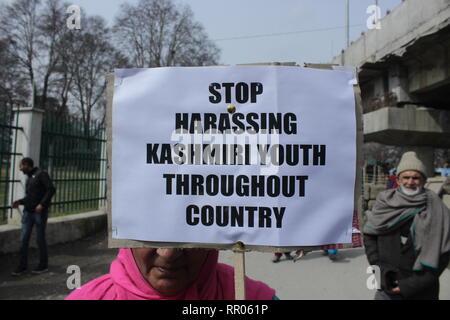 Srinagar, Inde. Feb 23, 2019. Des dizaines de personnes y compris les pro-v protester contre la sauvegarde de l'article 35-A de la constitution indienne. Peu de non-local est actuellement vivant au Cachemire a soulevé contre elle aussi. Il y a de la demande pour protéger et sauvegarder ce. "Nous voulons la paix et la fraternité dans tout remanier l'article 35-A peut nuire à la situation ici et personne ne veut qu' l'un des manifestant a dit. Credit : Musaib Iqbal Bhat/Pacific Press/Alamy Live News Banque D'Images